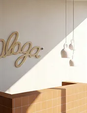 Detalle del rótulo de la clínica